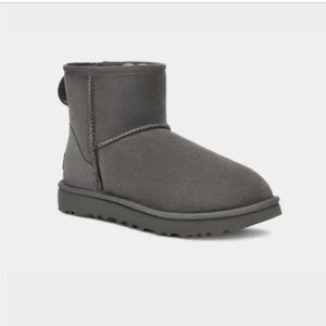 UGG Classic Mini II Boot Size 9 only worn a couple of times. Just too big for me
